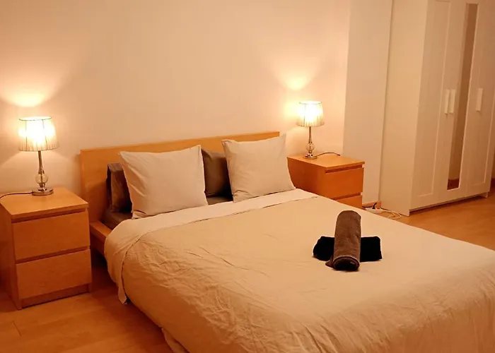 Sunny Double Room Center L5&L1 Metro Lines